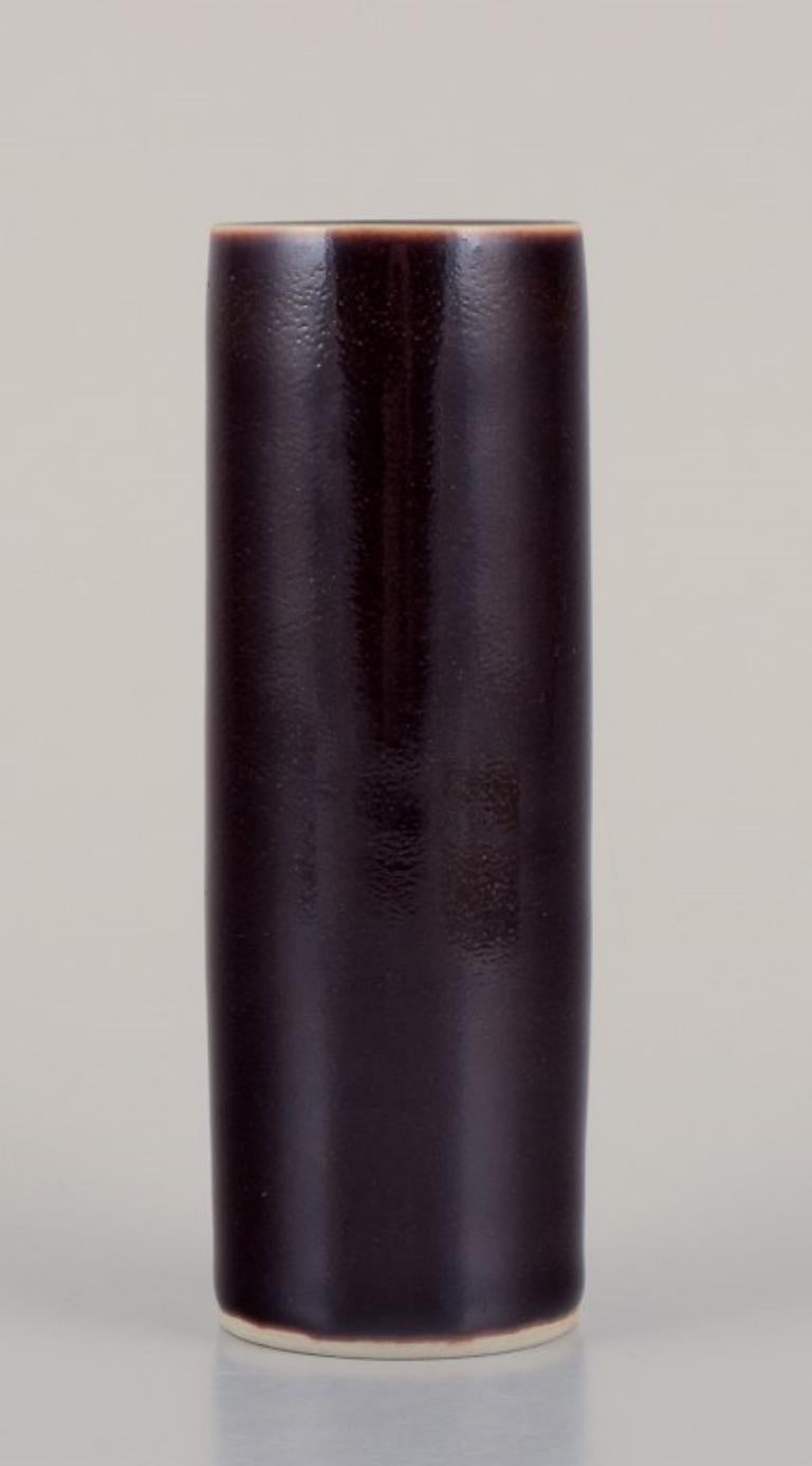 Hertha Bengtson (1917-1993) para Rörstrand, Suecia. 
Jarrón de cerámica único. Forma cilíndrica con vidriado marrón.
1960/70s.
Marcado.
En perfecto estado.
Dimensiones: A 13,5 cm x 4,5 cm.

Hertha Bengtson es una de las representantes más conocidas