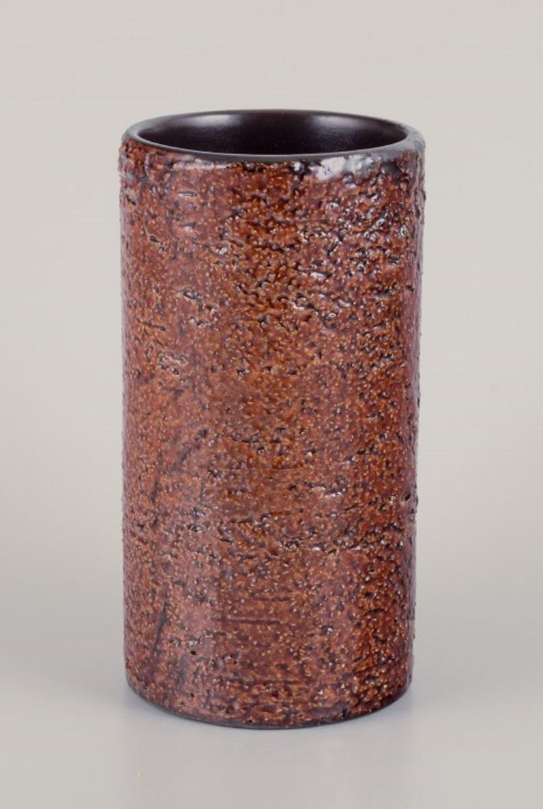 Scandinavo moderno Ingrid Atterberg per Upsala Ekeby, Svezia. Vaso in ceramica con smalti di colore marrone in vendita