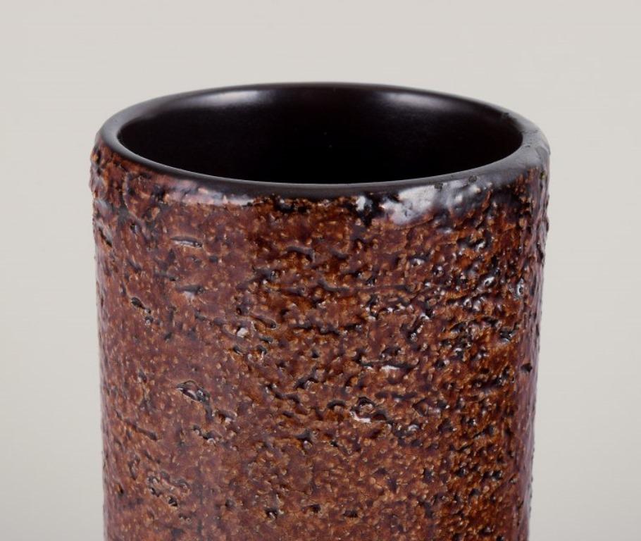 Svedese Ingrid Atterberg per Upsala Ekeby, Svezia. Vaso in ceramica con smalti di colore marrone in vendita