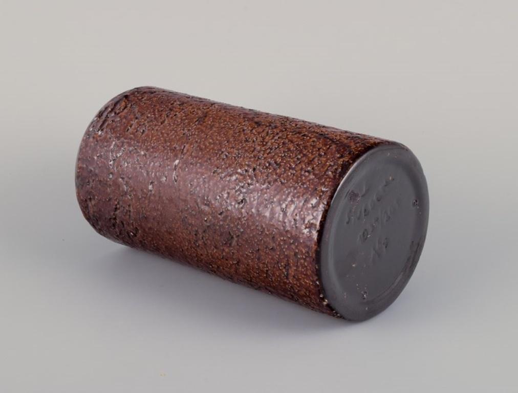 Smaltato Ingrid Atterberg per Upsala Ekeby, Svezia. Vaso in ceramica con smalti di colore marrone in vendita