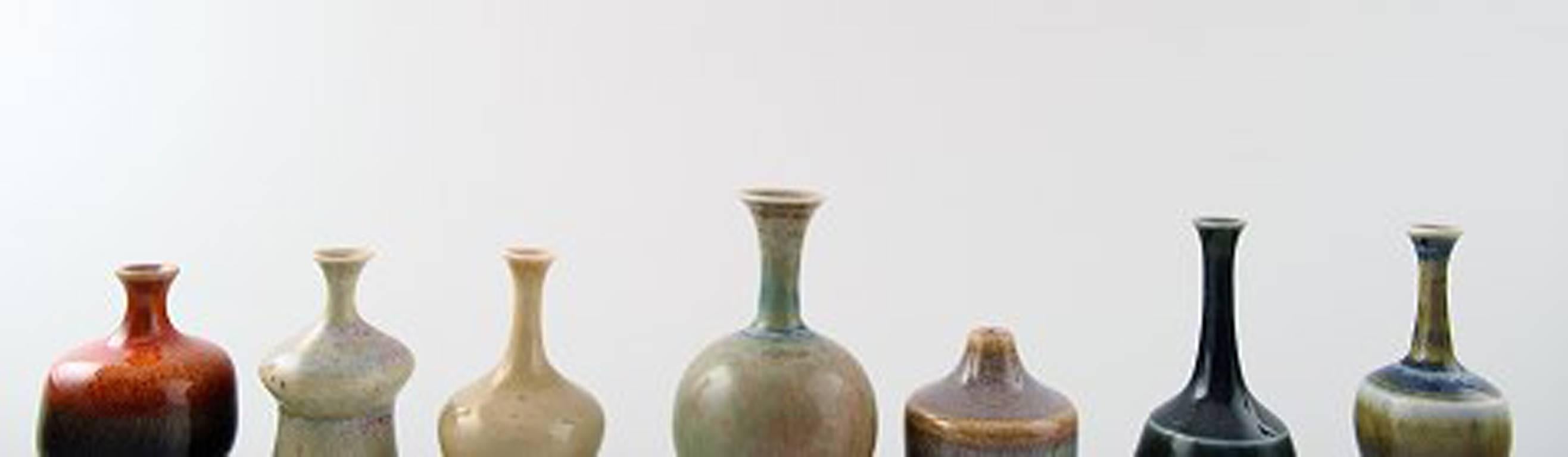 Collection of Höganäs miniature vases, a total of seven pieces.

Signed, JA (John Andersson).

In perfect condition. 

Tallest 5 cm.