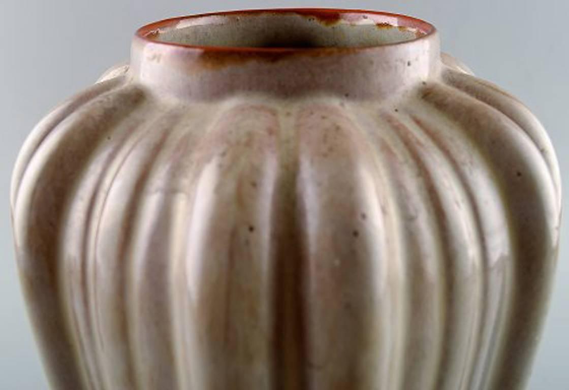 Upsala-Ekeby pottery vase in art deco style.

In very good condition.

Measures 28 cm.

Weakly marked.