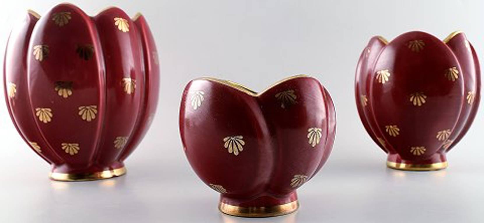 Collection of 'Red Rubin' ceramics with red glaze, gilded, Upsala-Ekeby, Gefle. Design Arthur Percy.

Consisting of three vases and four lidded vases.

The largest vase measures 14 x 17 cm.

In perfect condition.