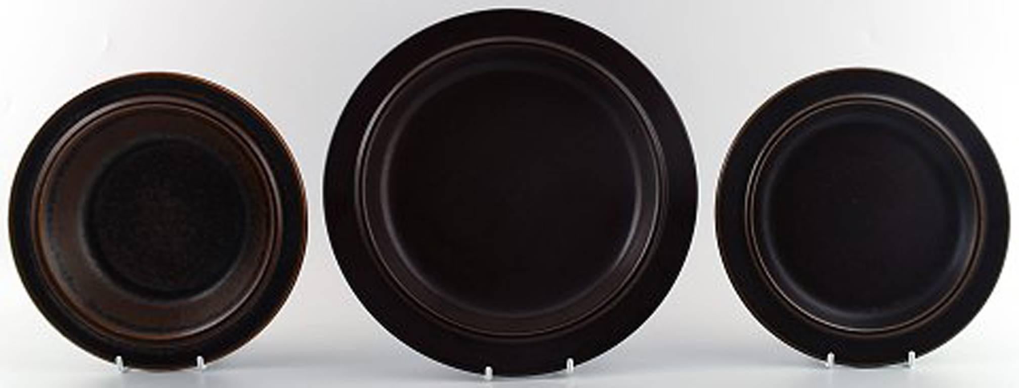 Large and complete 12 p. Arabia Ruska stoneware dinner service.

Finnish Design, 1960-1970s.

Comprising of 12 dinner plates (25 cm.) 12 lunch plates (20 cm.) 

12 pasta / soup dishes. Large round platter 35.5 cm
. 
Oblong dish 33.5 cm. Bowl