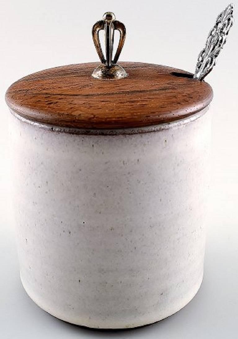 Dagnas, Denmark jam jar in ceramics with lid in teak, silver knob and a silver spoon.

Mid-20th century modern Danish.

Marked.

In good condition.

Measures: 8 x 12.5 cm.