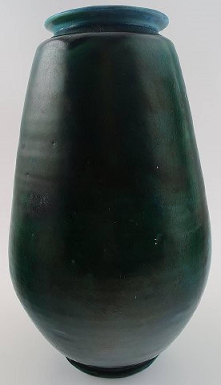 Large Svend Hammershøi glazed stoneware vase from Kähler, Denmark, 1930s.

Designed by Svend Hammershøi. 

Glaze in shades of green with top in turquoise.

Measures: 30 x 17 cm.

Marked.

In good condition.