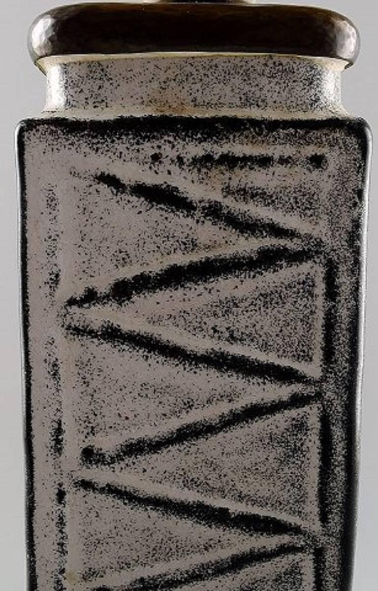 Kähler, Danemark, lampe de table en grès émaillé, années 1960.

Conçu par Nils Kähler. Design danois.

Double vitrage en noir et gris.

Mesures : 30 cm, hauteur totale 50 cm.

Marqué.

En parfait état.