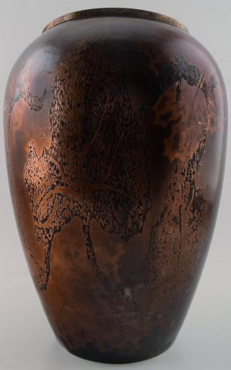 Large Art Deco bronze vase, WMF (Württembergische METALLWARENFABRIK)

Beautiful condition.

Height: 30 cm.

Marked.