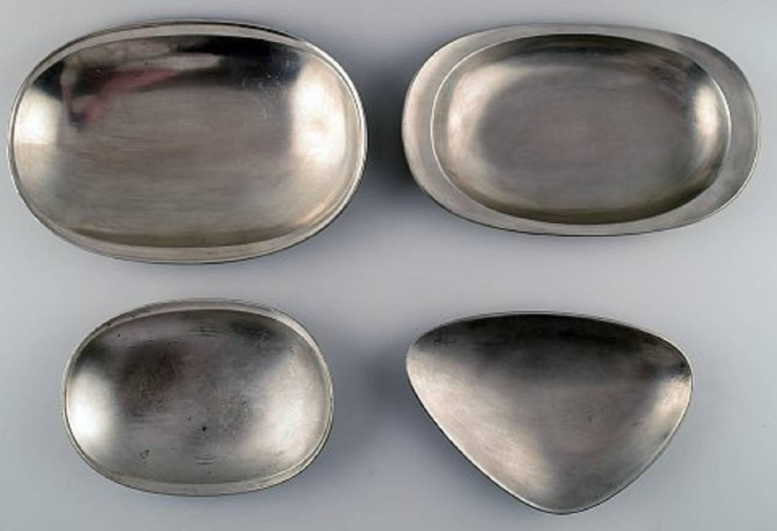 Just Andersen Art Deco four large pewter dishes or platters.

Model number 2618 + 2 x 2665 and 2655.

Marked.

In good condition.

Largest measures: 25 x 3.5 cm.