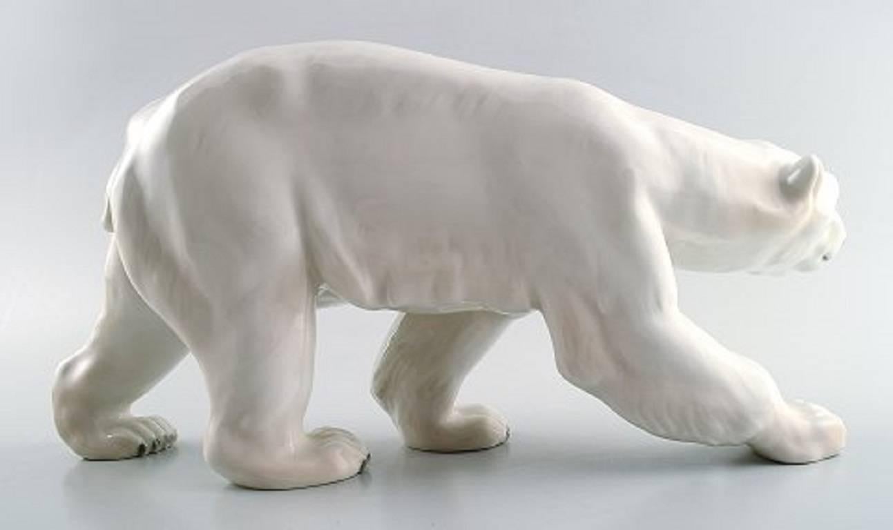 Royal Copenhagen figure, walking polar bear (no. 425).

1st. factory quality, in perfect condition.

Measures: Height 14.5 cm., length 30 cm.
