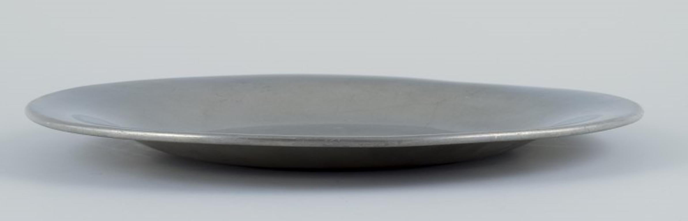 Just Andersen, Plato Art Decó temprano en peltre. Ca. 1920s en Bueno estado para la venta en Copenhagen, DK