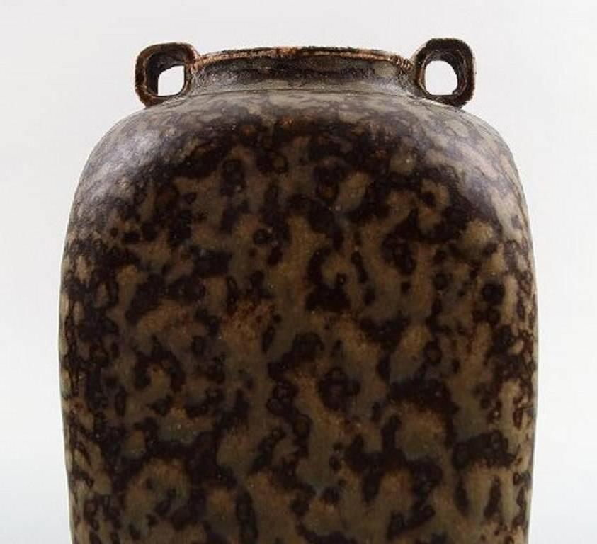 Arne Bang ceramic vase.

Marked AB 121.

Glaze in shades of brown.

In perfect condition.

Measures: 17 x 9 cm.