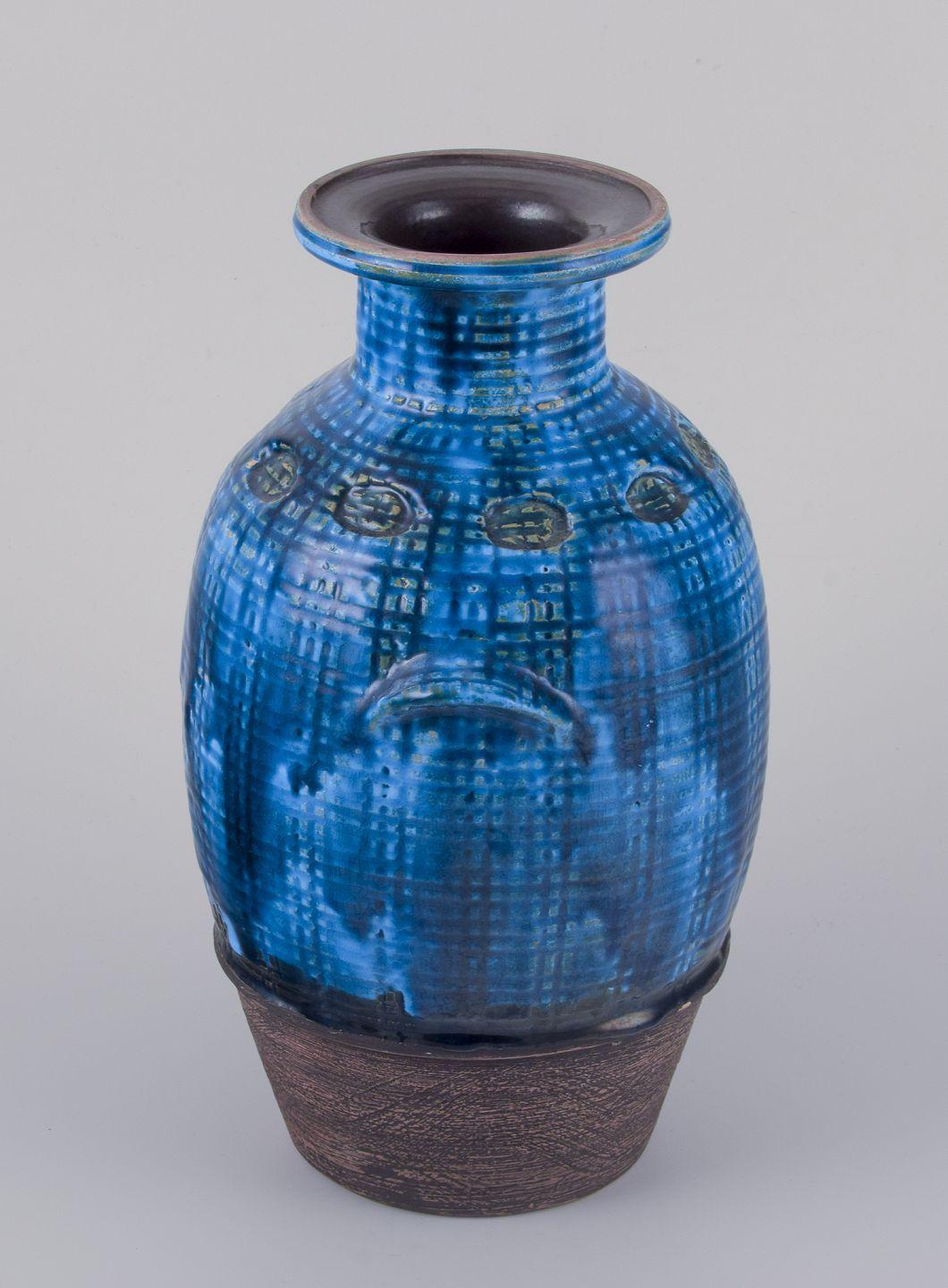 Les produits d'occasion sont exonérés de droits d'importation pour les clients américains. 
Par conséquent, aucun droit d'importation ne s'appliquera à votre achat.

Aldo Londi pour Bitossi. 
Vase en céramique émaillée bleu Rimini avec motifs
