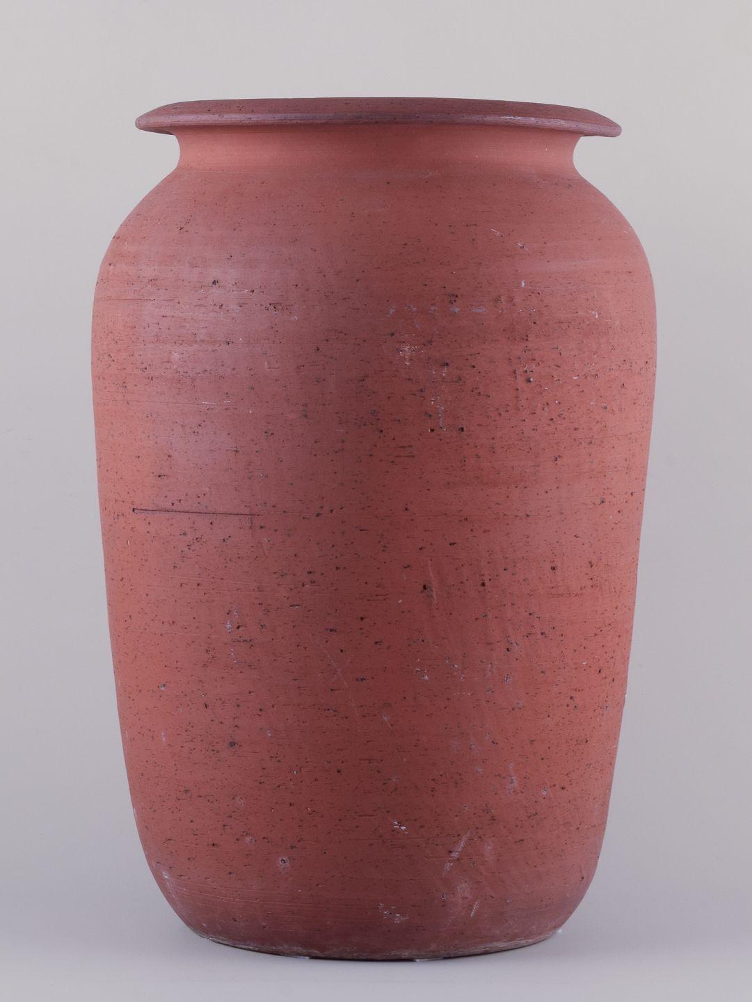 Pre-owned goods are exempt from import duties for U.S. customers. 
Therefore, no import tariffs will be applicable to your purchase.

Kähler, large floor vase of unglazed red clay.
Mid -0th century.
Signed HAK, Denmark.
In excellent condition with