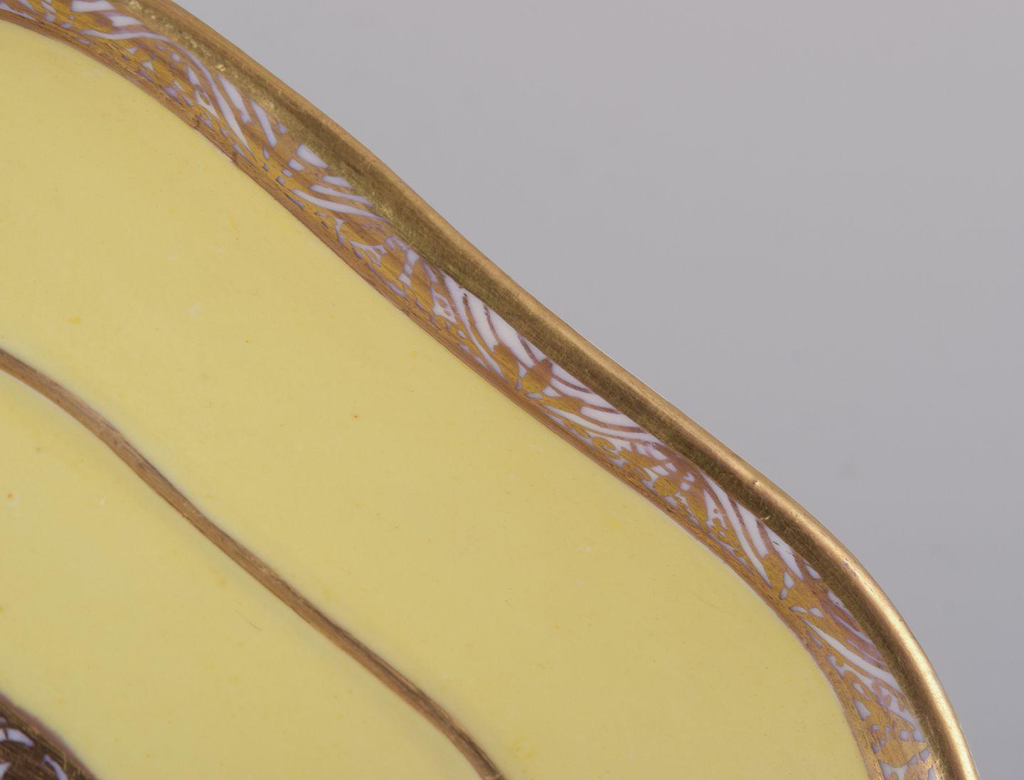 Plateau Meissen Porcelain ancien, avec un motif d'oiseaux dans un parc. en vente 1