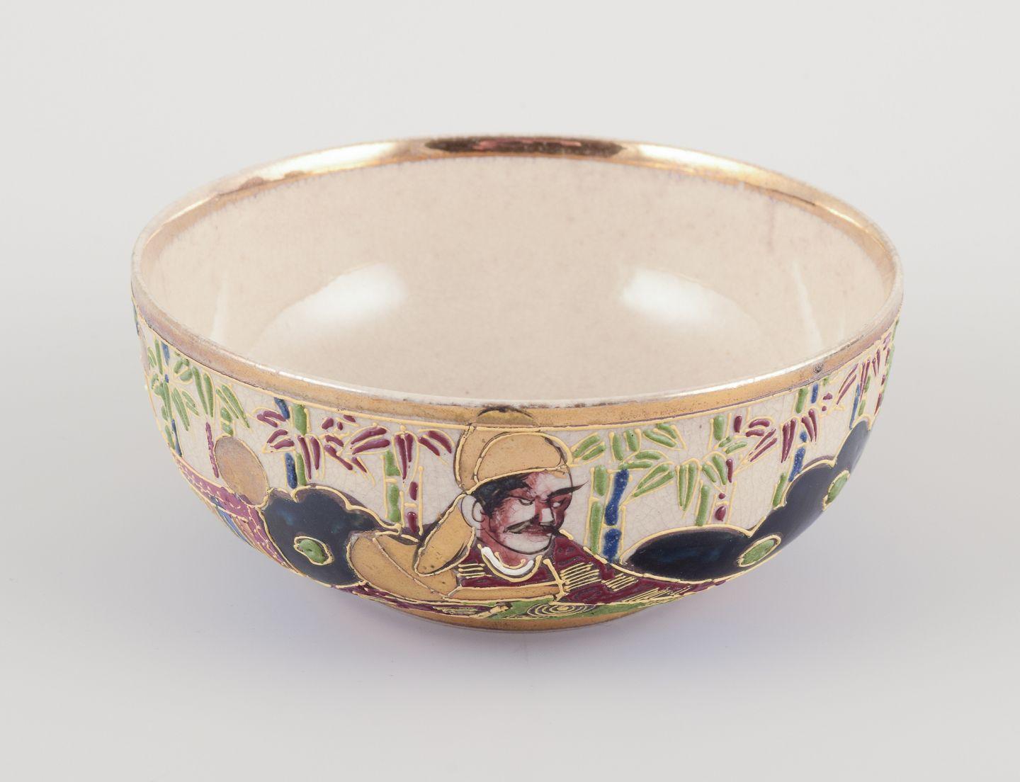 Satsuma, Japon. Service à thé égoïste composé d'une théière, d'un sucrier, d'un crémier et d'une tasse. Excellent état - En vente à København, Copenhagen