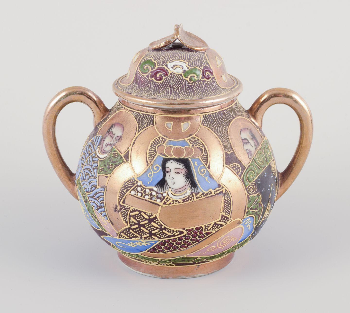 Japonais Satsuma, Japon. Service à thé égoïste composé d'une théière, d'un sucrier, d'un crémier et d'une tasse. en vente