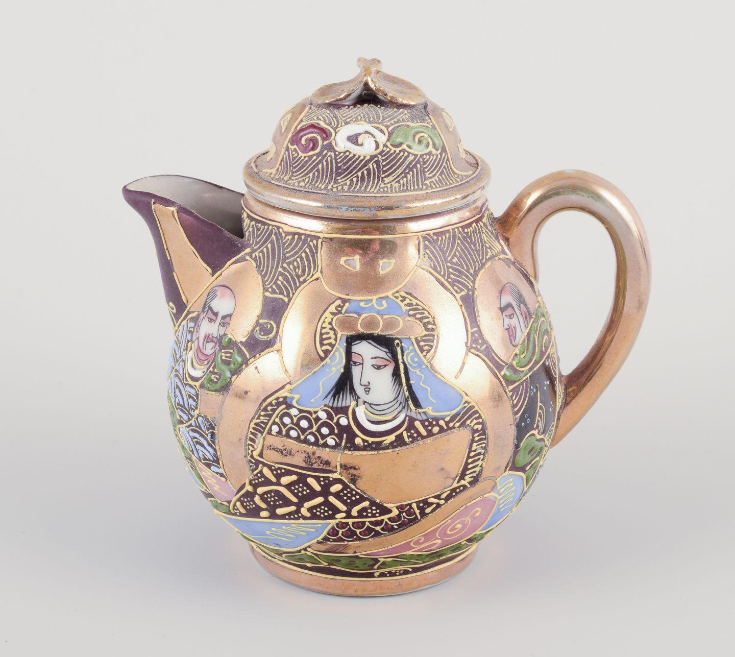 Vernissé Satsuma, Japon. Service à thé égoïste composé d'une théière, d'un sucrier, d'un crémier et d'une tasse. en vente