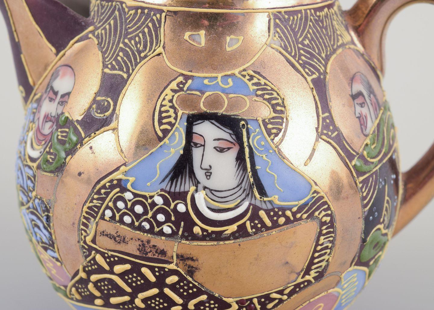 Porcelaine Satsuma, Japon. Service à thé égoïste composé d'une théière, d'un sucrier, d'un crémier et d'une tasse. en vente