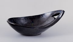 Biot, Francia. Grande ciotola in ceramica dalla forma organica. Smalto opaco in tonalità scure