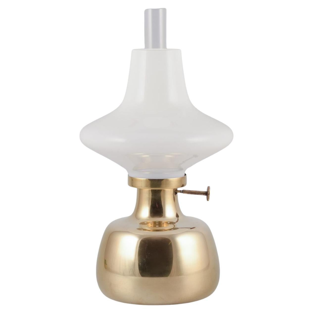 Henning Koppel pour Louis Poulsen. Lampe à huile Petronella en laiton et verre opale