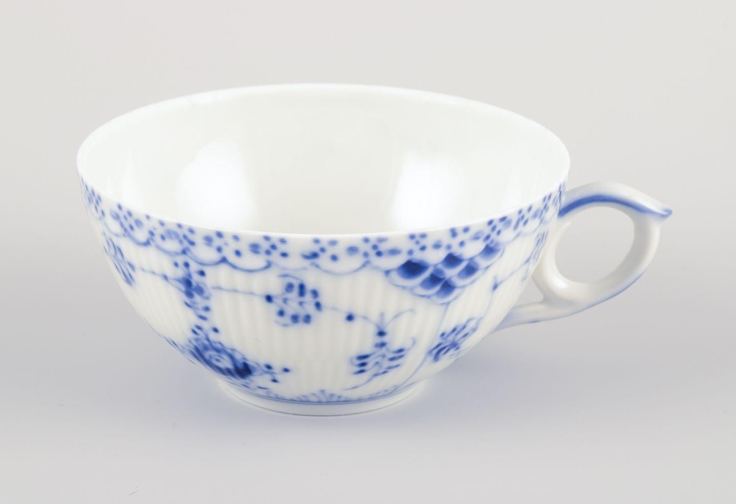 Danese Royal Copenhagen Blue Fluted Half Lace, set di sei tazze da tè con piattini. in vendita