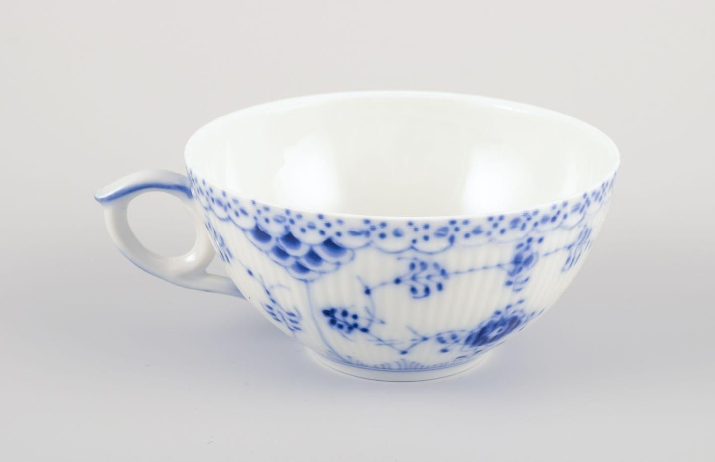 Smaltato Royal Copenhagen Blue Fluted Half Lace, set di sei tazze da tè con piattini. in vendita