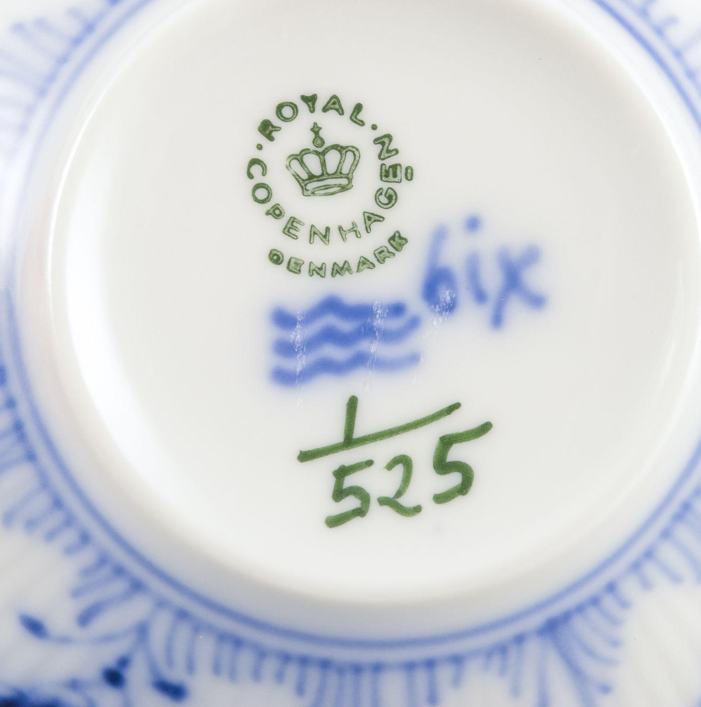 Fine XX secolo Royal Copenhagen Blue Fluted Half Lace, set di sei tazze da tè con piattini. in vendita