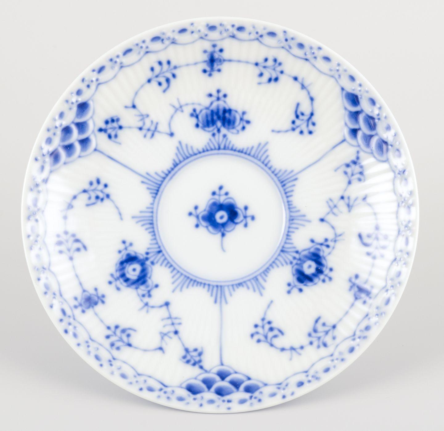 Porcellana Royal Copenhagen Blue Fluted Half Lace, set di sei tazze da tè con piattini. in vendita