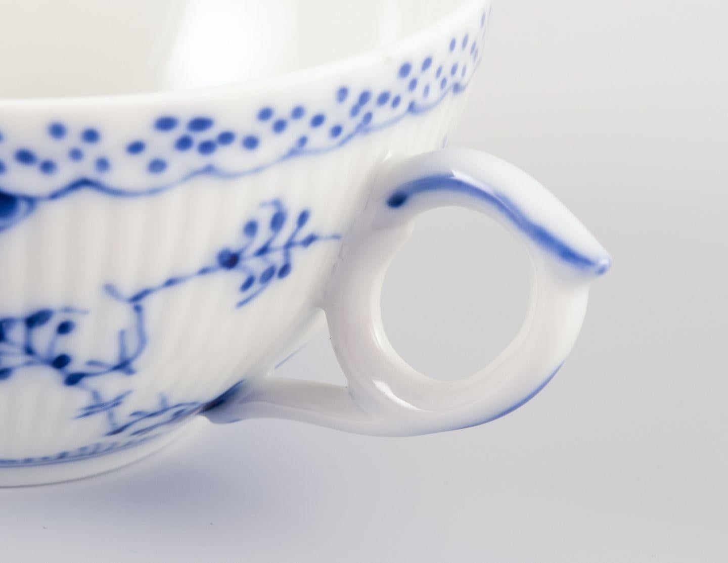 Royal Copenhagen Blue Fluted Half Lace, set di sei tazze da tè con piattini. in vendita 2