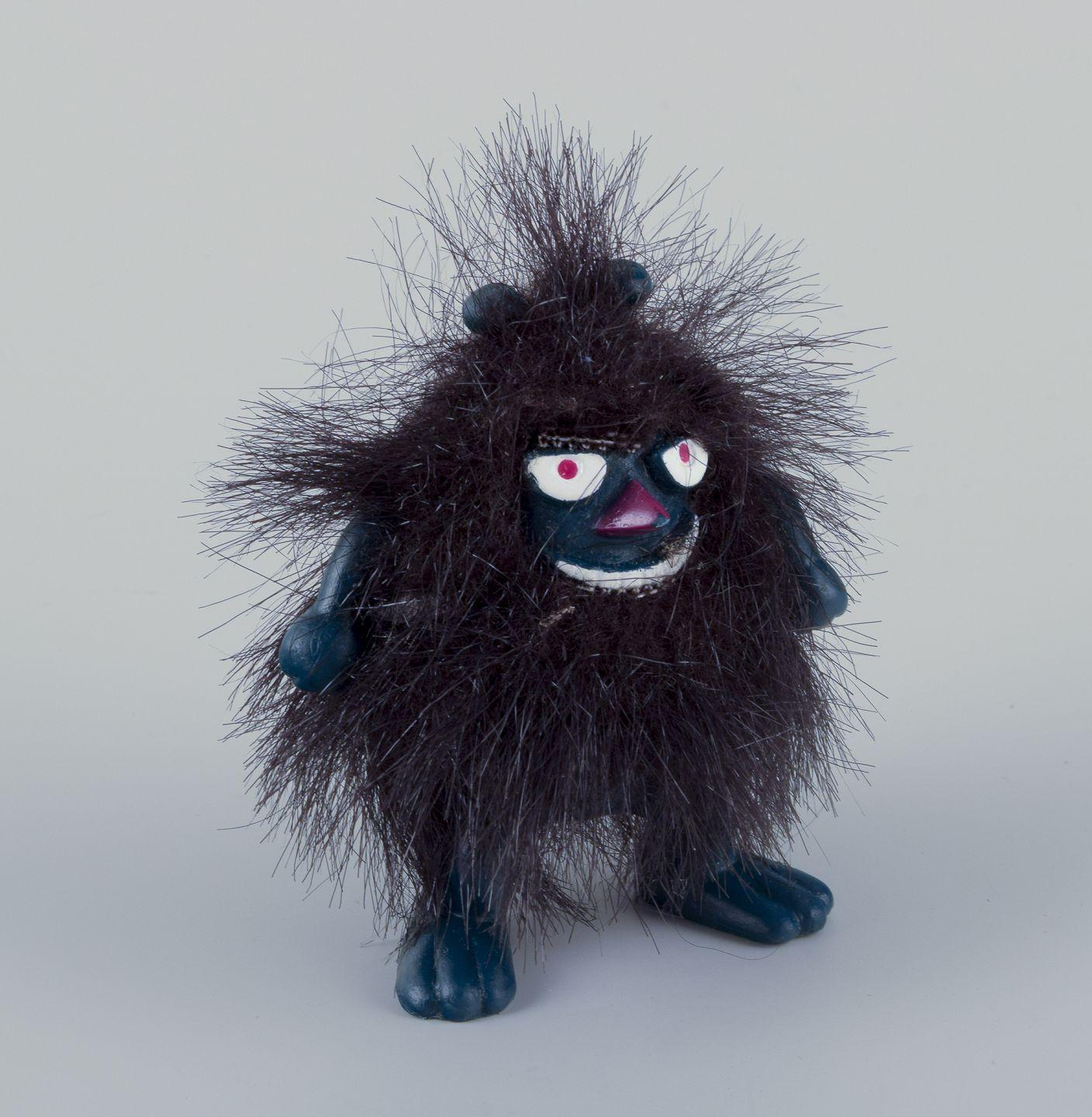 I prodotti usati sono esenti da dazi all'importazione per i clienti statunitensi. 
Pertanto, al tuo acquisto non saranno applicate tariffe di importazione.

Martinex, Finlandia. 
Moomins. Figurina di 'Stinky' in plastica blu scuro ricoperta di