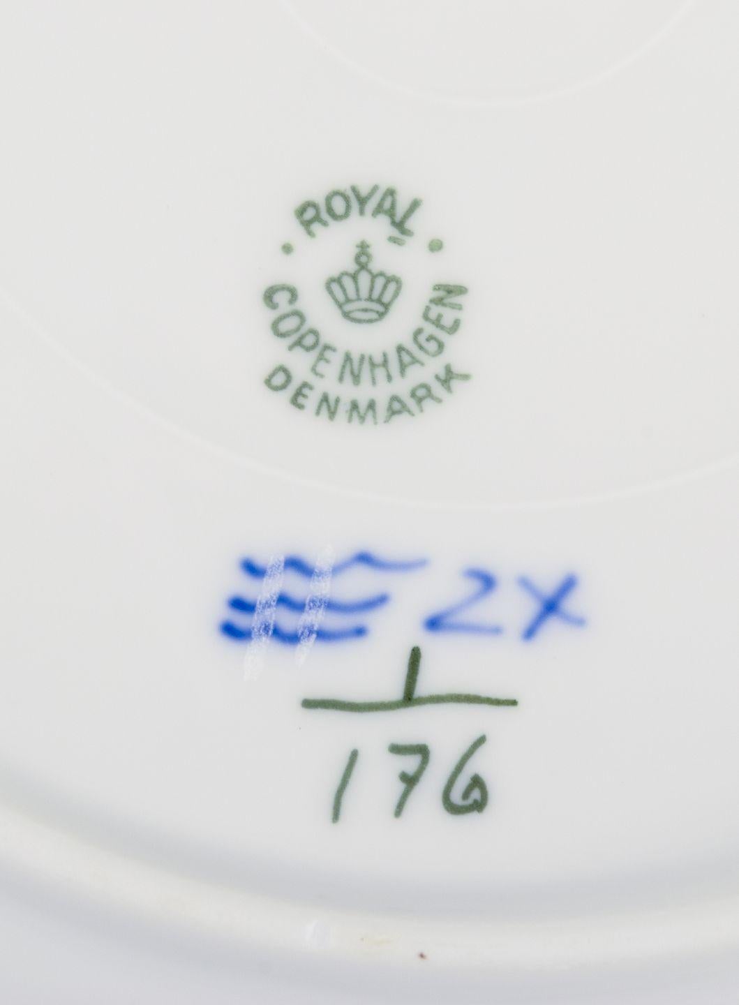 Milieu du XXe siècle Royal Copenhagen Blue Fluted Plain. Deux assiettes à dîner en porcelaine. en vente