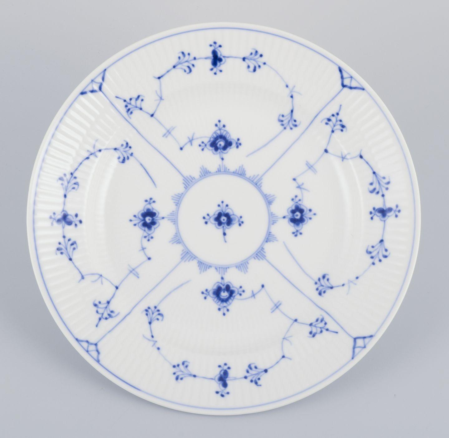 Les produits d'occasion sont exonérés de droits d'importation pour les clients américains. 
Par conséquent, aucun droit d'importation ne s'appliquera à votre achat.

Royal Copenhagen Blue Fluted Plain.
Deux assiettes en porcelaine.
Modèle :