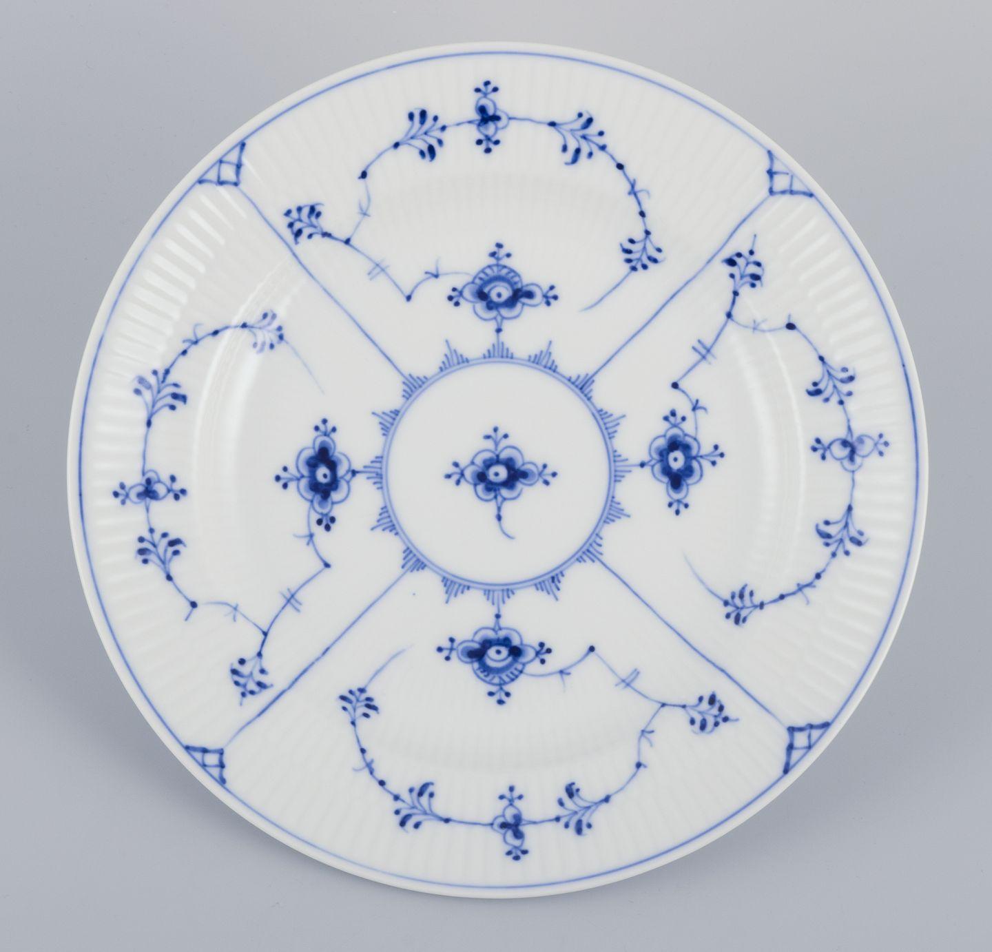 Vernissé Royal Copenhagen Blue Fluted Plain. Ensemble de six assiettes à déjeuner en porcelaine. en vente