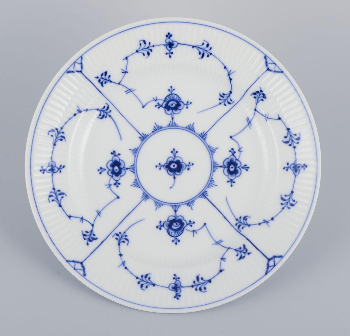 Milieu du XXe siècle Royal Copenhagen Blue Fluted Plain. Ensemble de six assiettes à déjeuner en porcelaine. en vente
