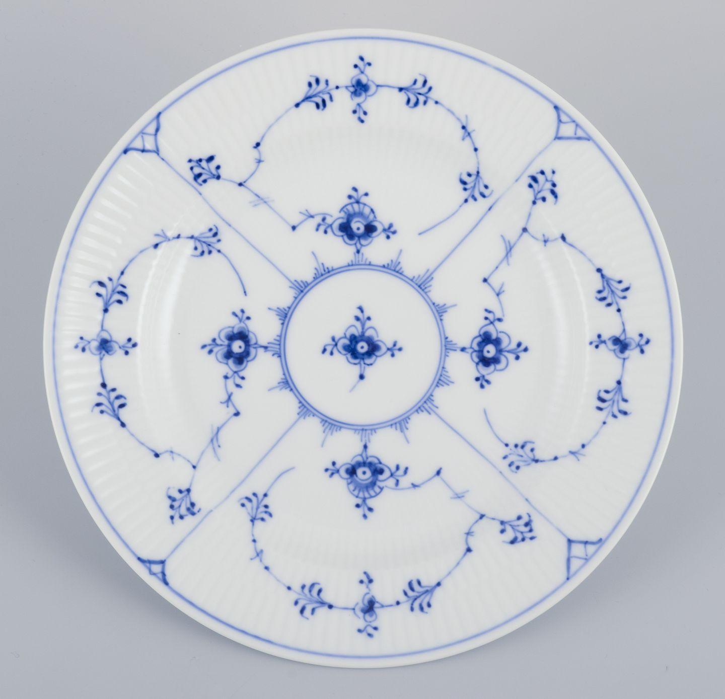 Royal Copenhagen Blue Fluted Plain. Ensemble de six assiettes à déjeuner en porcelaine. en vente 1