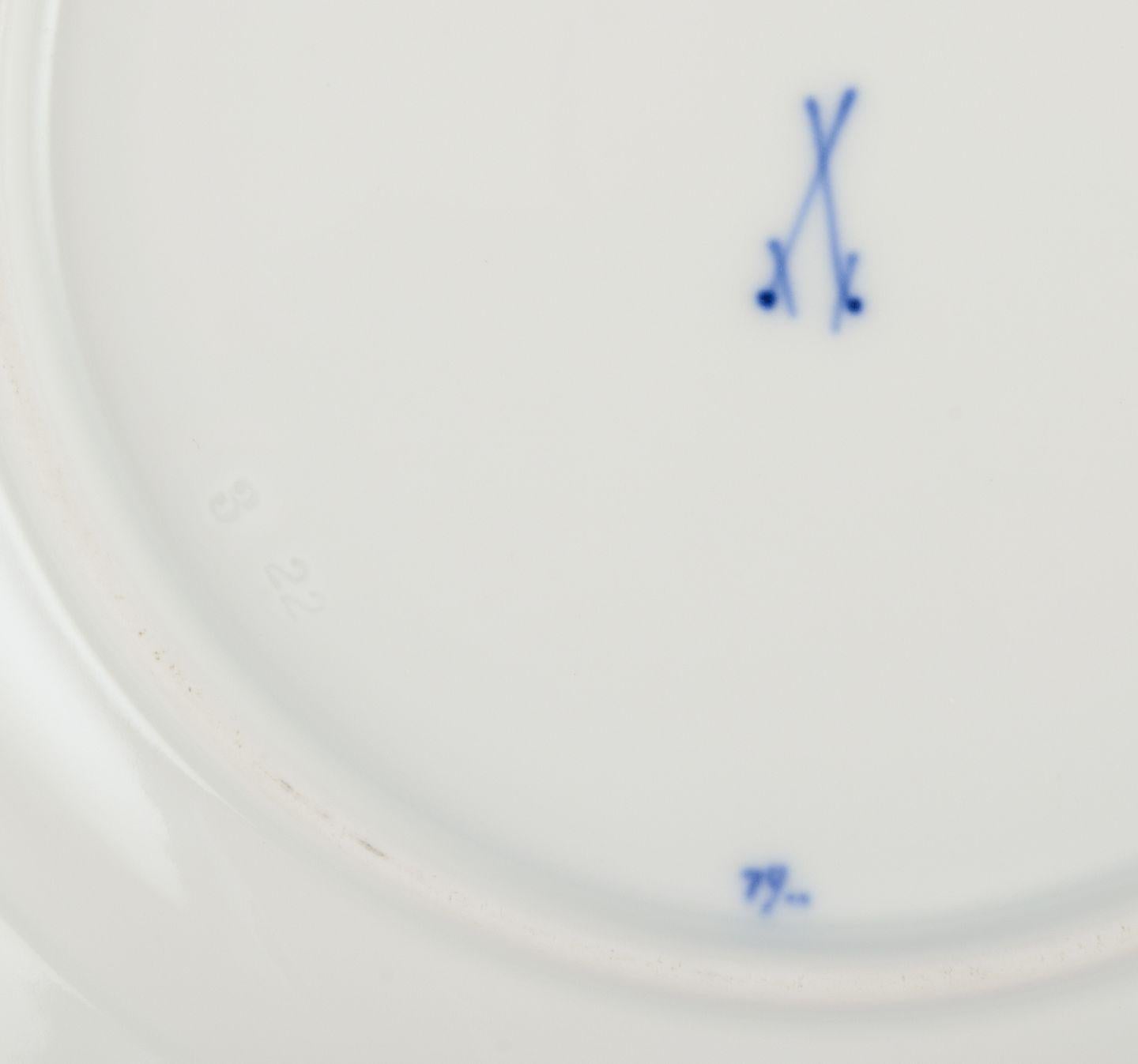 20th Century Meissen, Germany. Set of five porcelain plates with Blue Onion pattern. For Sale