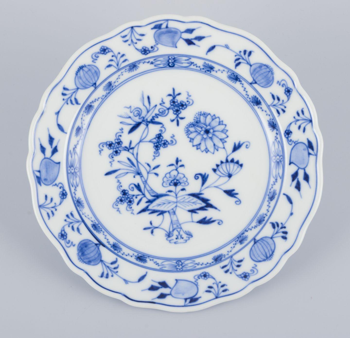 Pre-owned goods are exempt from import duties for U.S. customers. 
Therefore, no import tariffs will be applicable to your purchase.

Meissen, Germany.
A set of five porcelain plates with Blue Onion pattern.
Hand-painted decoration in