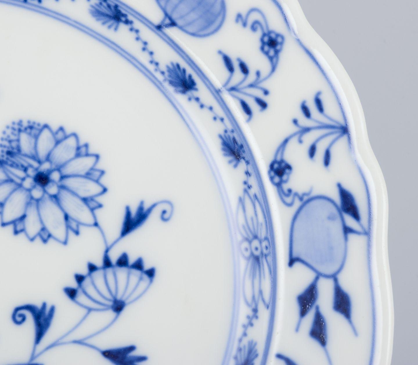 Meissen, Germany. Set of five porcelain plates with Blue Onion pattern. In Excellent Condition For Sale In København, Copenhagen