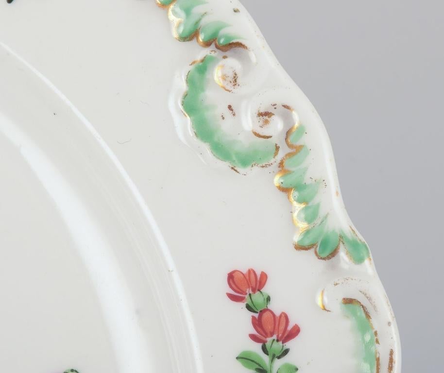 Meissen, Allemagne.  Ensemble de quatre assiettes anciennes en porcelaine. Décorée à la main, A.I.C. Excellent état - En vente à København, Copenhagen