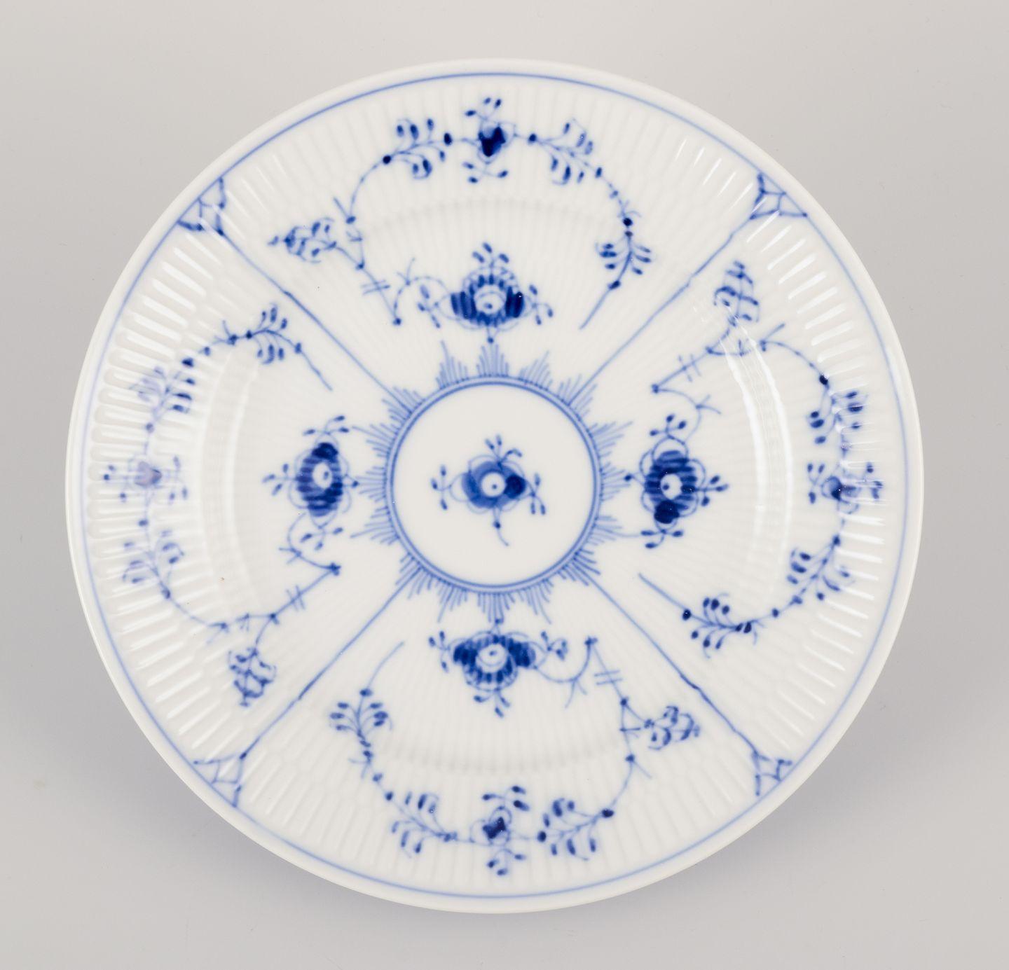 Royal Copenhagen Blau geriffelte Plain. Satz von vier kleinen Tellern aus Porzellan. (Ende des 20. Jahrhunderts) im Angebot