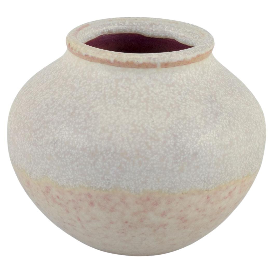 Nils Thorsson für Royal Copenhagen. Miniaturvase aus Steingut. Eierschalenglasur