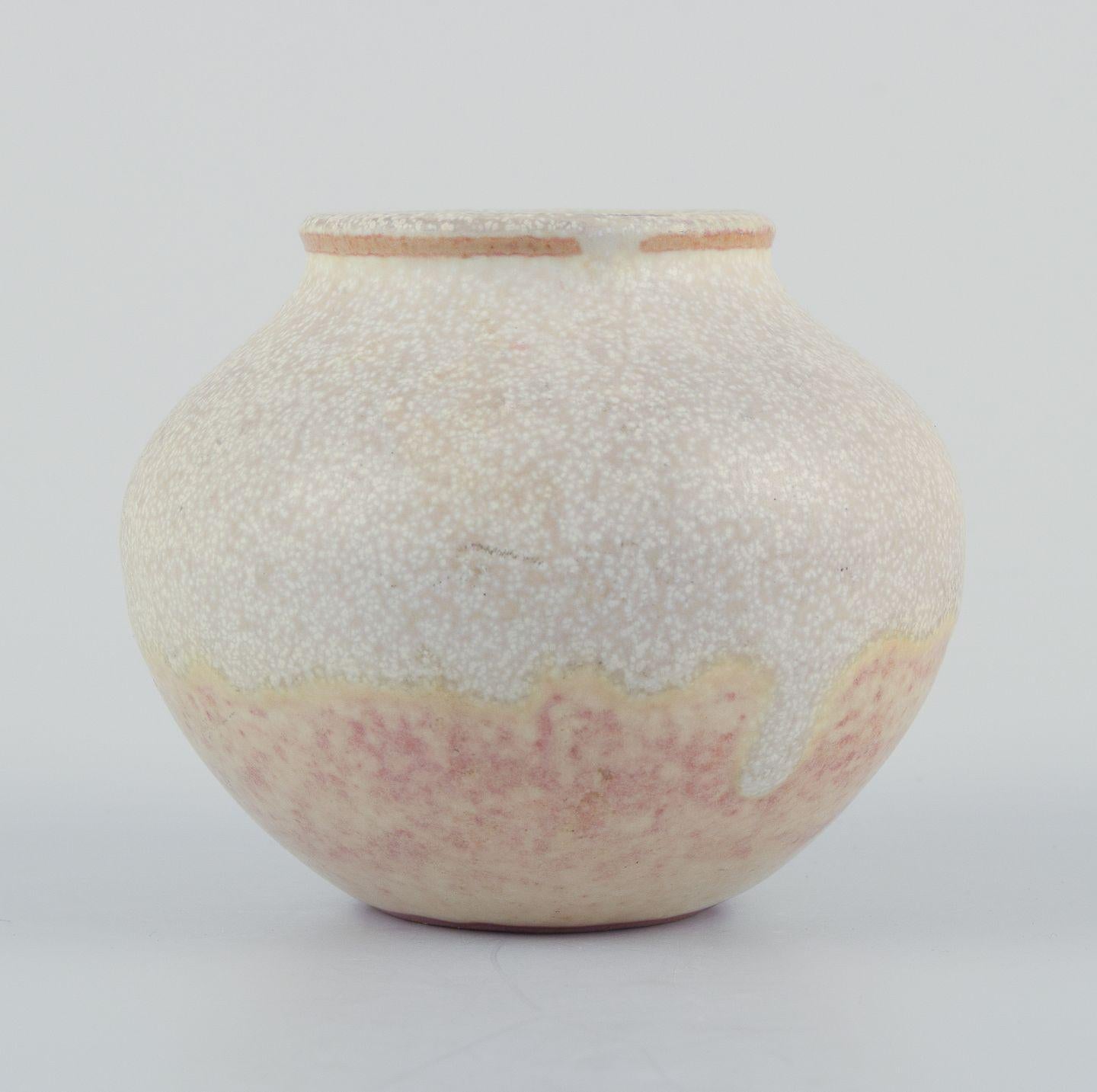 Les produits d'occasion sont exonérés de droits d'importation pour les clients américains. 
Par conséquent, aucun droit d'importation ne s'appliquera à votre achat.

Nils Thorsson pour Royal Copenhagen.
Vase miniature unique en grès.
Glaçure