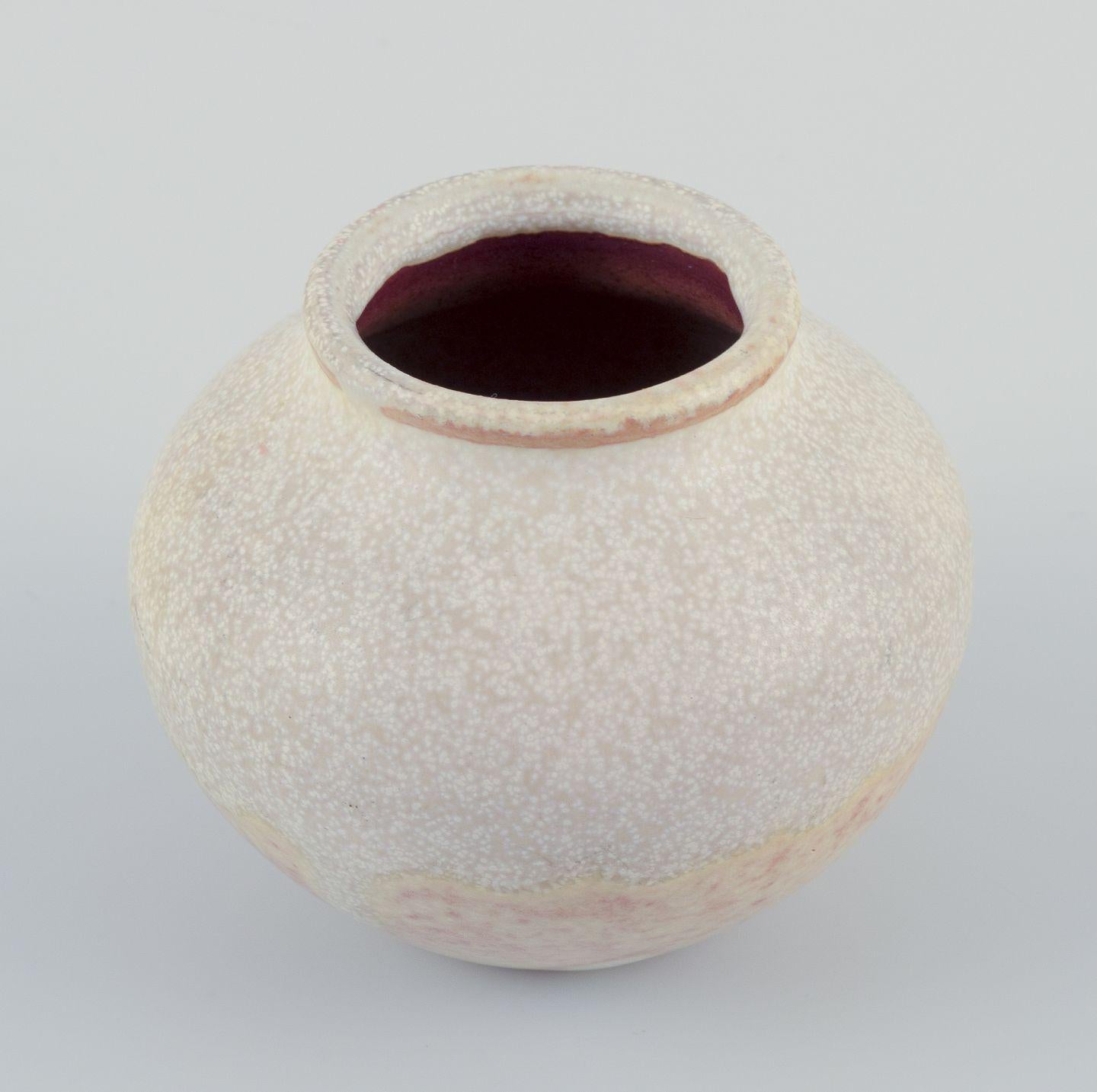 Scandinave moderne Nils Thorsson pour Royal Copenhagen. Vase miniature en grès. Glacis coquille d'œuf en vente