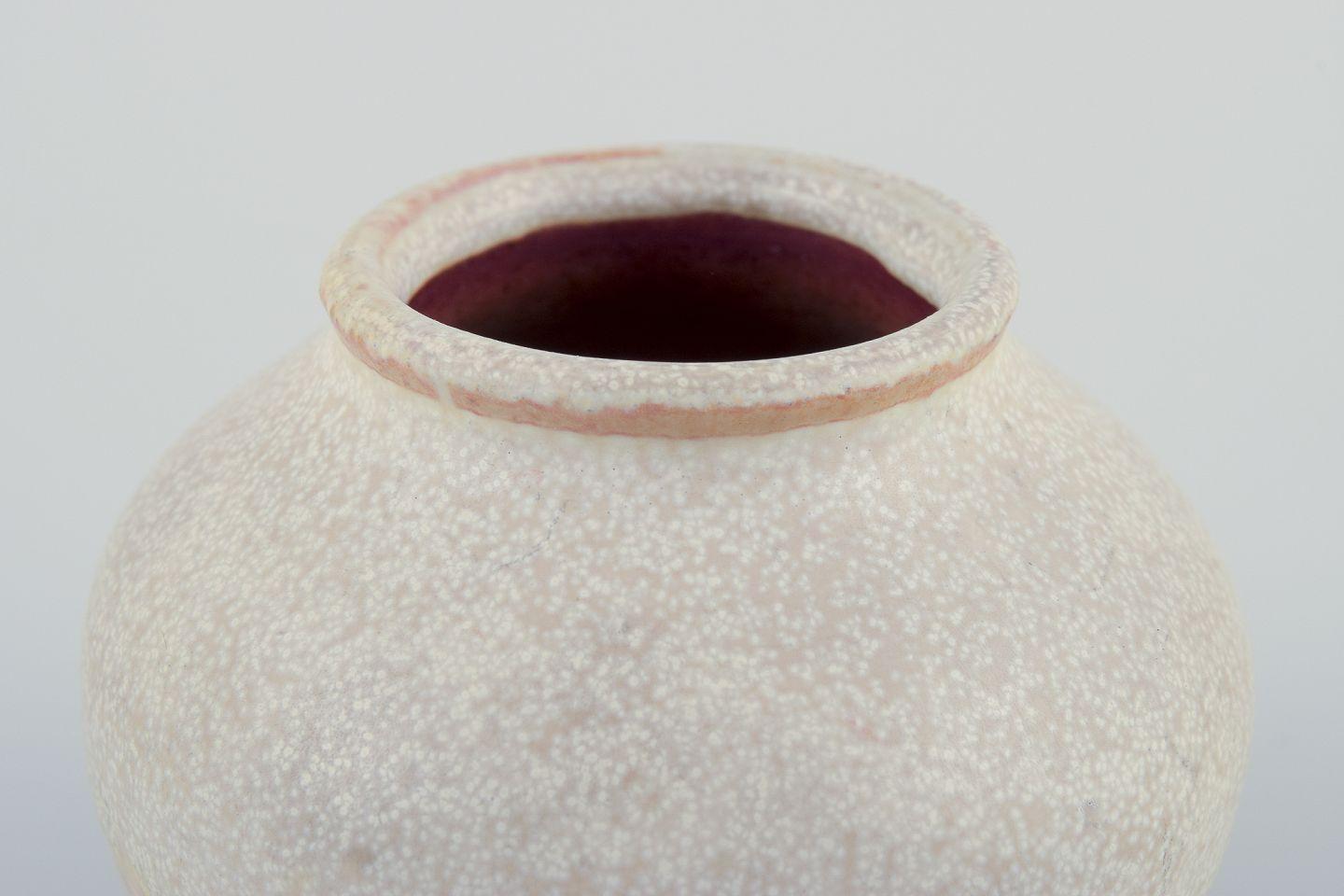 Danois Nils Thorsson pour Royal Copenhagen. Vase miniature en grès. Glacis coquille d'œuf en vente