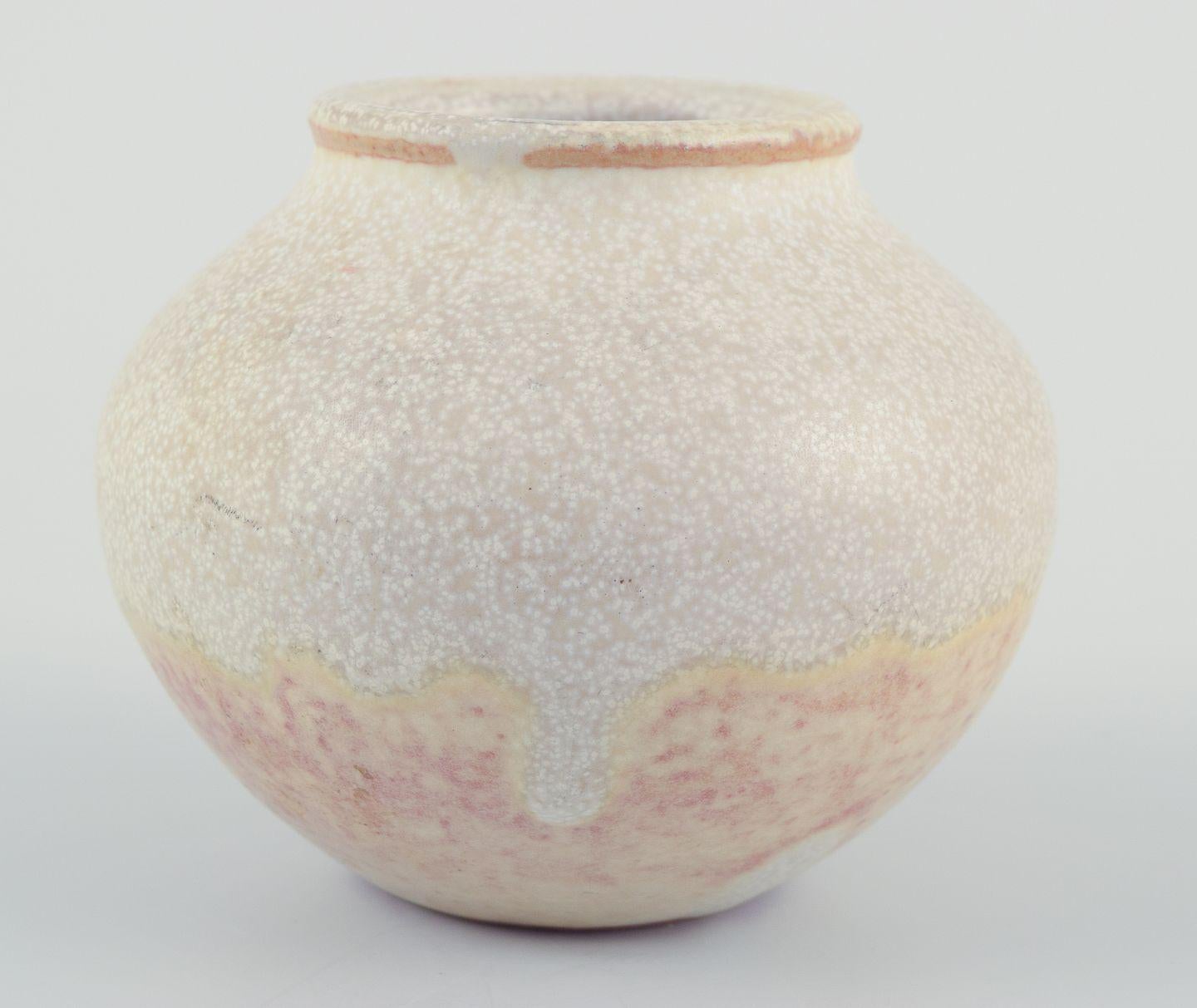 Vernissé Nils Thorsson pour Royal Copenhagen. Vase miniature en grès. Glacis coquille d'œuf en vente