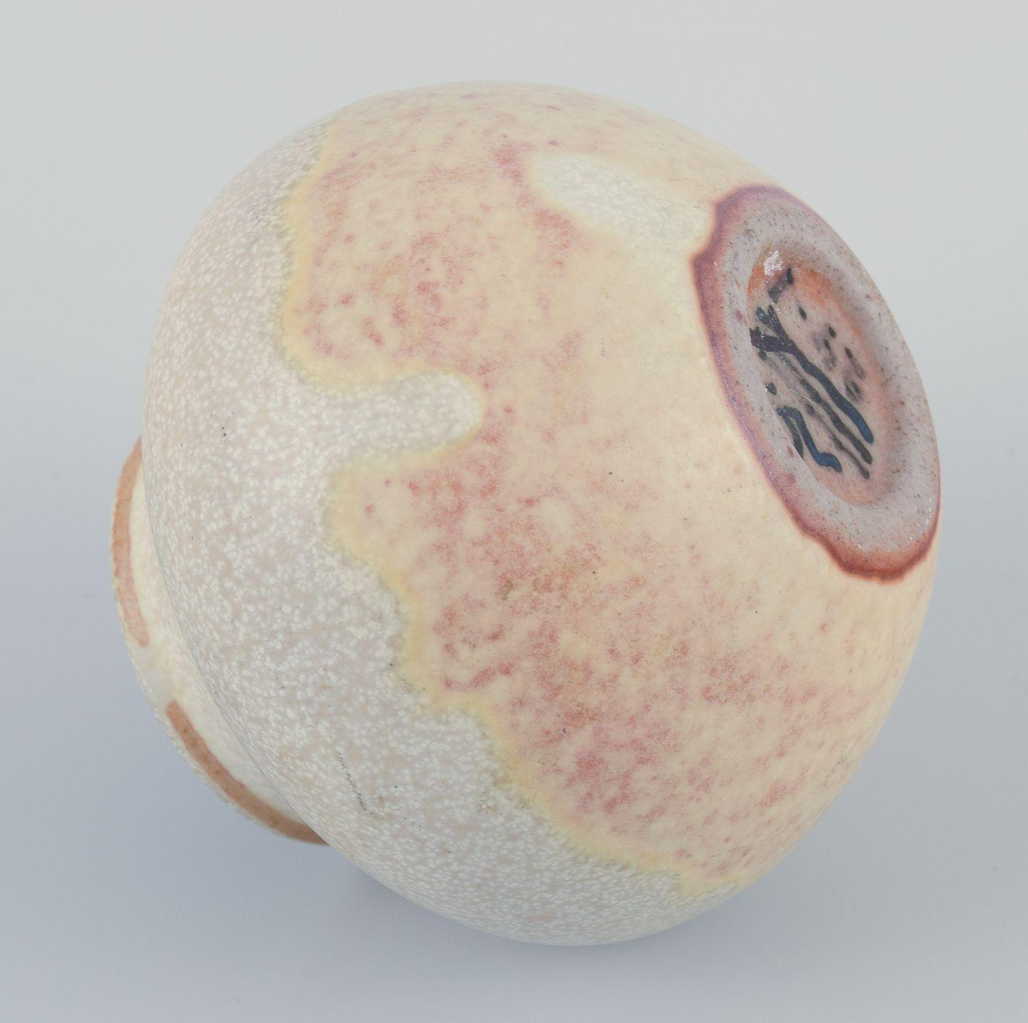 Début du 20ème siècle Nils Thorsson pour Royal Copenhagen. Vase miniature en grès. Glacis coquille d'œuf en vente
