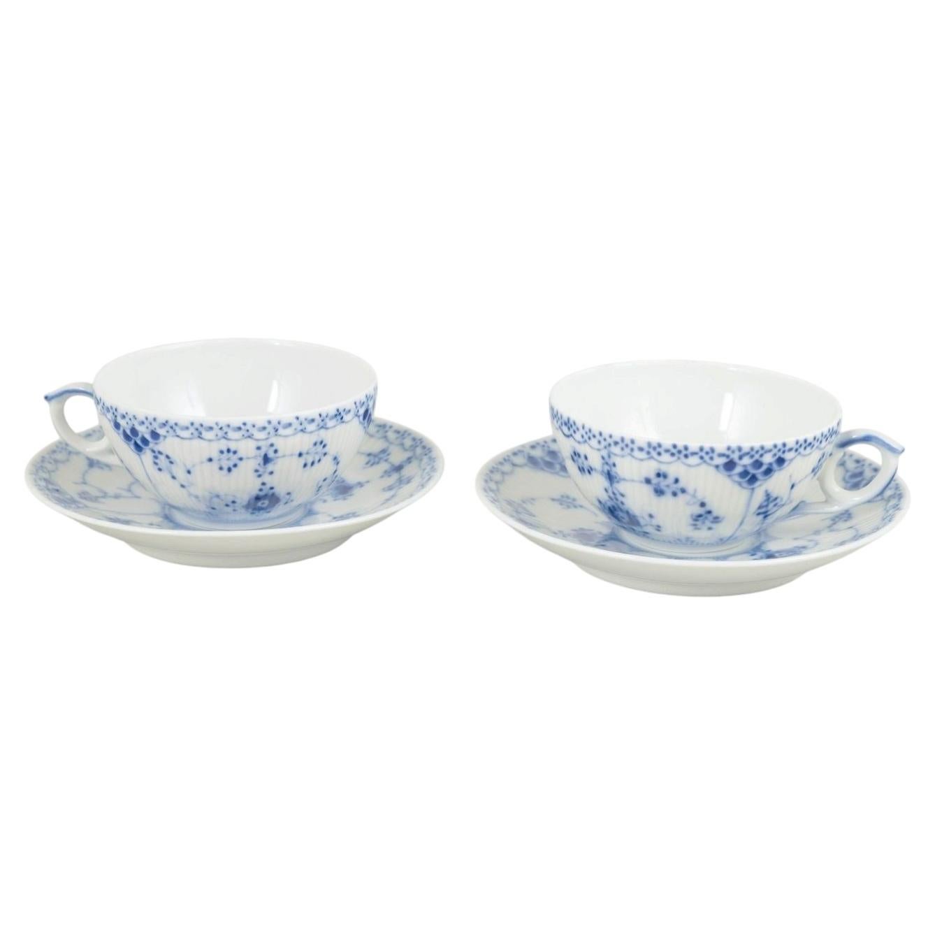 Königliches Kopenhagen. Zwei Teetassen mit Untertassen aus der Serie „Blue Fluted Half Lace“, 1980er Jahre.