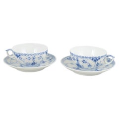 Königliches Kopenhagen. Zwei Teetassen mit Untertassen aus der Serie „Blue Fluted Half Lace“, 1980er Jahre.