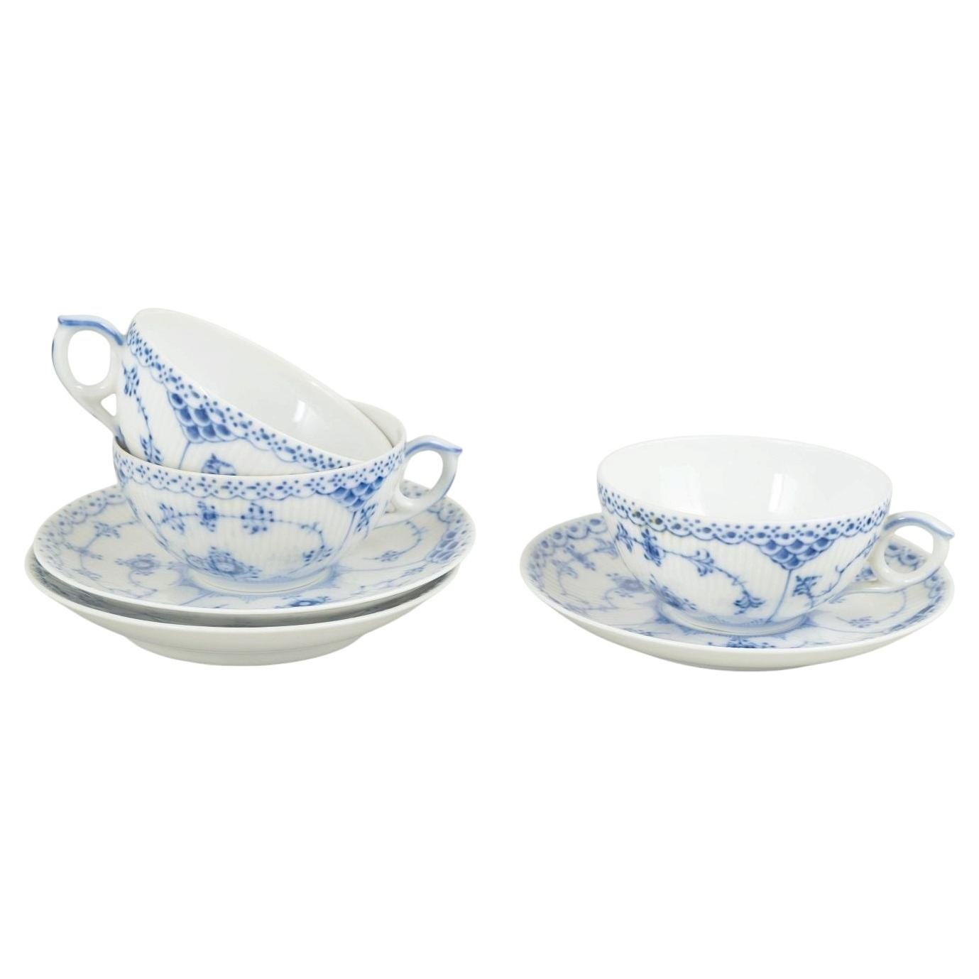 Royal Copenhagen. Set di 3 tazze da tè con piattini. Motivo "Blue Fluted Half Lace".